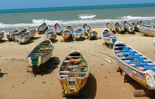 cayar pueblo senegal en el lago rosa